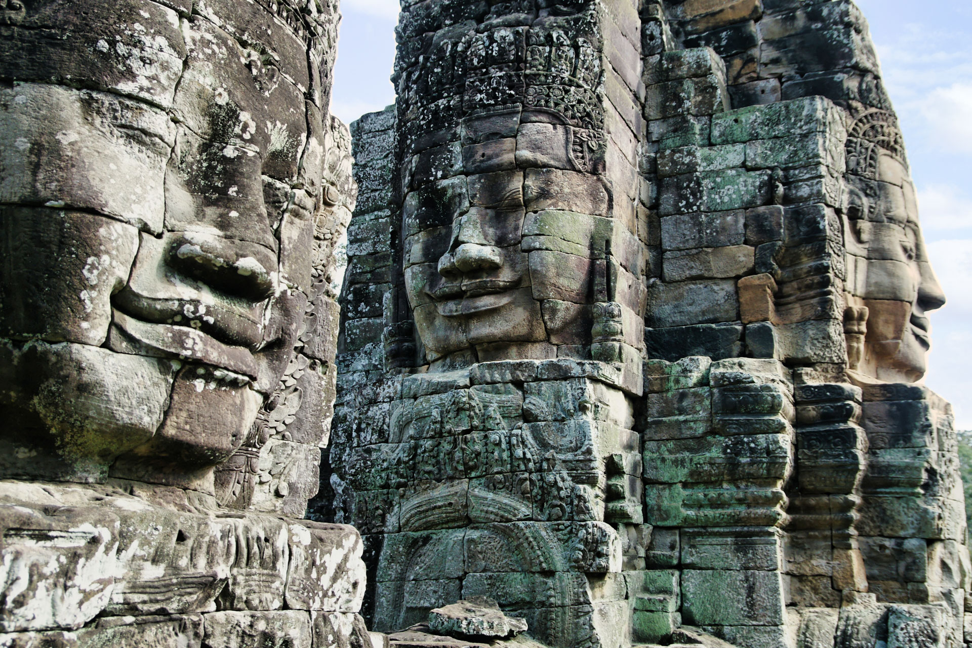 Angkor Thom ist die Königsstadt, die vom buddhistischen Khmer-König im späten 12. und frühen 13. Jahrhundert nach der Eroberung und Zerstörung von Angkor durch die Chams erbaut wurde. Derr Name Angkor Thom bedeutet "die große Stadt".